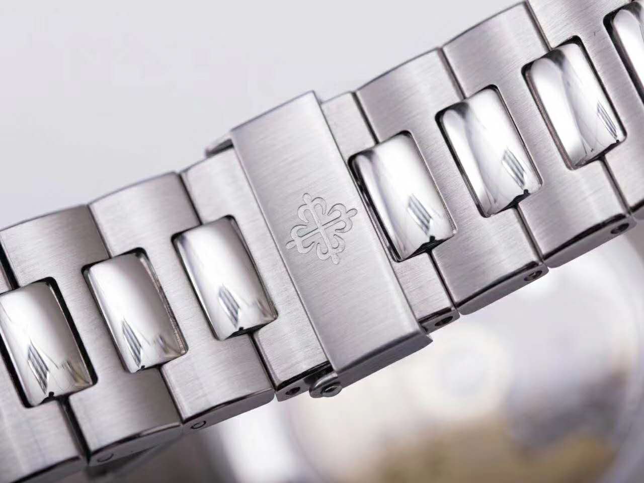 Nautilus 5726/1A-014 Blue Dial in Steel